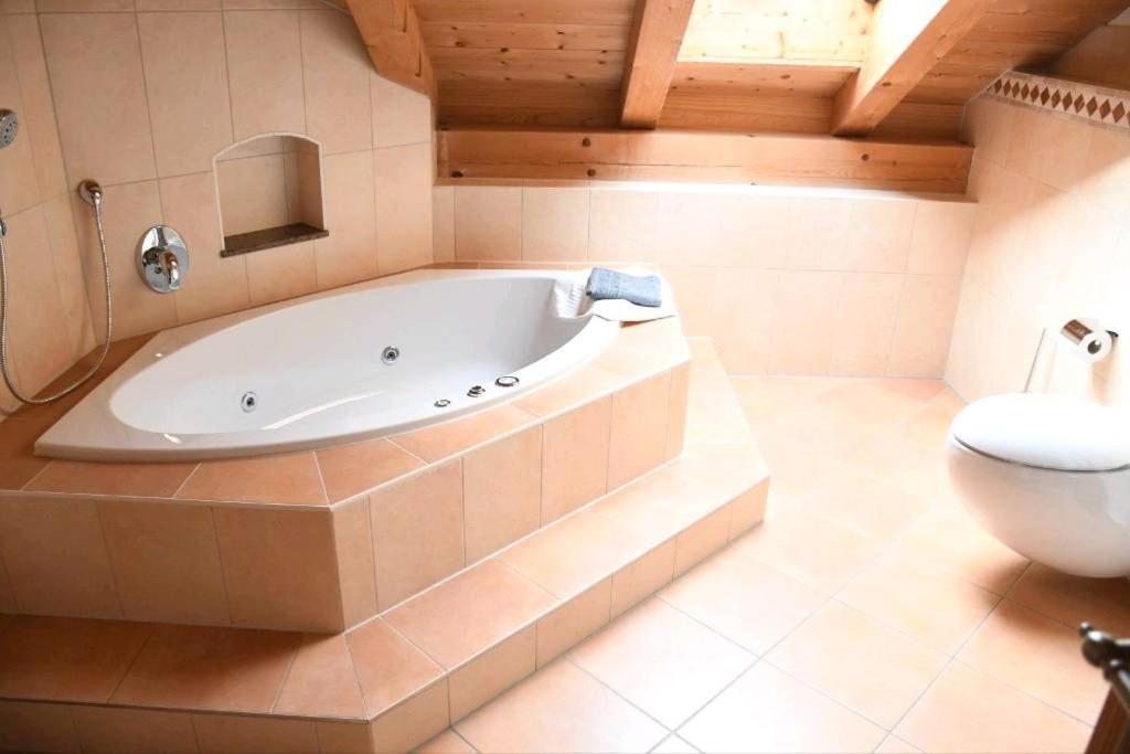 Ferienwohnung Glueck Saaldorf-Surheim Ngoại thất bức ảnh